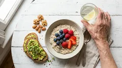 Ce ar trebui să mâncăm pe măsură ce îmbătrânim? Șapte alimente recomandate.