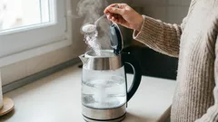 În loc de oțet și bicarbonat de sodiu, adaug această pulbere ieftină. Depunerile de calcar dispar din fierbătorul de apă ca prin minune.