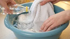  Seara pun la înmuiat cârpele de bucătărie și mănușile de bucătărie: dimineața sunt impecabil de curate, chiar și petele vechi de grăsime dispar.