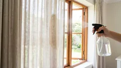 Cum îți cureți perdelele în 15 minute, fără să le dai jos