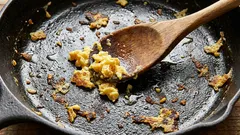O greșeală culinară frecventă: de ce lingura de lemn nu este cea mai bună alegere pentru omletă.