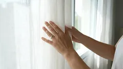 În loc să-l turnați într-un pahar, turnați-l în mașina de spălat. Perdelele dvs. gri vor arăta ca noi.