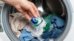  Majoritatea oamenilor folosesc incorect capsulele de rufe? Asigurați-vă că se dizolvă bine și nu vă distrug hainele