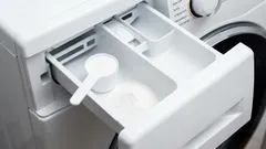 o Curățați mașina de spălat: puneți 75 g din acest produs în compartimentul pentru detergent – murdăria și mucegaiul vor ieși sub formă de fulgi negri.