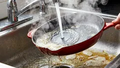 Multe gospodine spală greșit tigăile unsuroase: rețineți o metodă simplă de a spăla rapid vasele