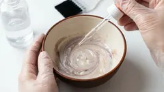 Ce să adaugi la vopseaua de păr: un truc puțin cunoscut de coafori pentru a asigura rezistența culorii