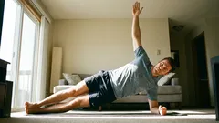 Un exercițiu eficient pentru abdomen, umeri, fese și spate. Faceți-l în fiecare zi!