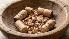 Vasele se curăță instantaneu de petele vechi: de aceea nu mai arunc dopurile de vin